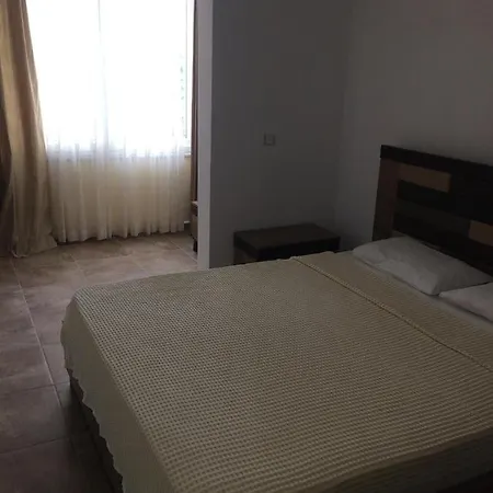 Beautiful 4 Bed Duplex In Small Private Community In Centre * Side