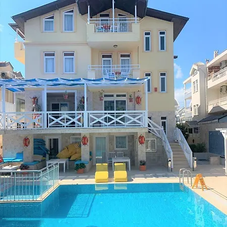 Beautiful 4 Bed Duplex In Small Private Community In Centre